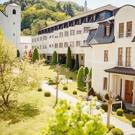 Kloster St. Josef Ноймаркт ин дер Оберпфалц Екстериор снимка
