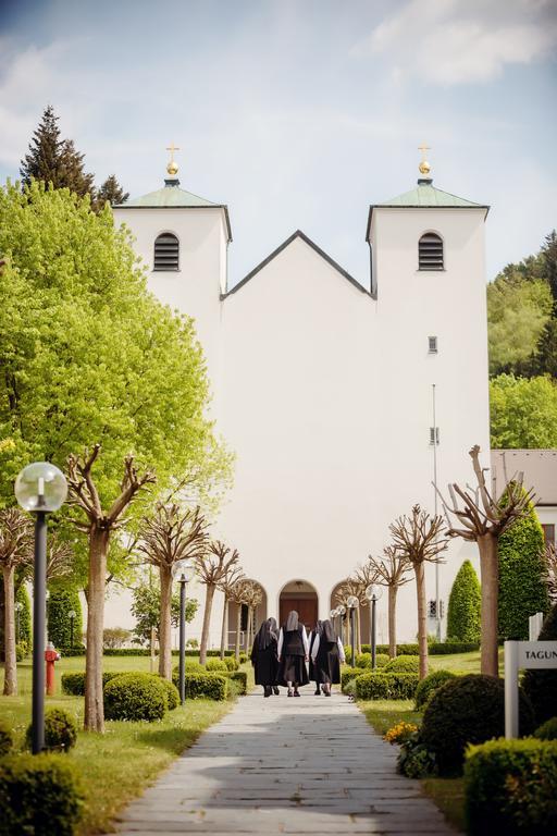 Kloster St. Josef Ноймаркт ин дер Оберпфалц Екстериор снимка
