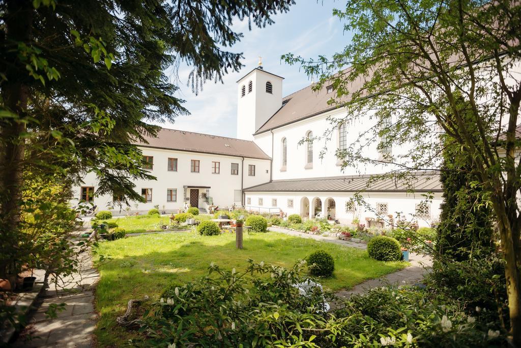 Kloster St. Josef Ноймаркт ин дер Оберпфалц Екстериор снимка