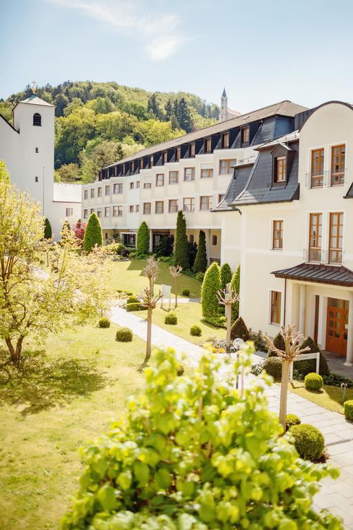 Kloster St. Josef Ноймаркт ин дер Оберпфалц Екстериор снимка